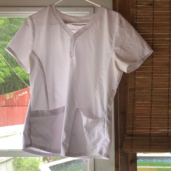 Like new white scrub top - Picture 1 of 1